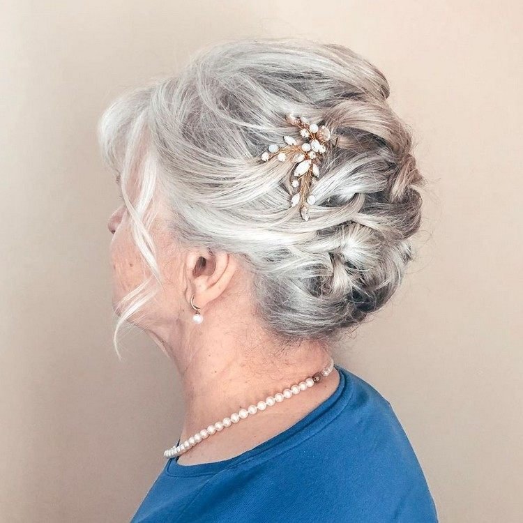 elegantné updos pre sivé vlasy s vlasovými doplnkami