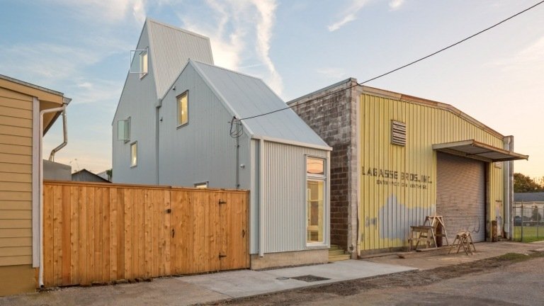 koncept pre úzky domov v USA odetý do vlnitého plechu