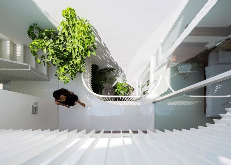 štvorpodlažná budova so svetlou šachtou a klenutým schodiskom ako príklad úzkych domov