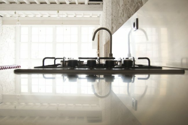 Svetlý jednoizbový bytový priestor na varenie z nehrdzavejúcej ocele