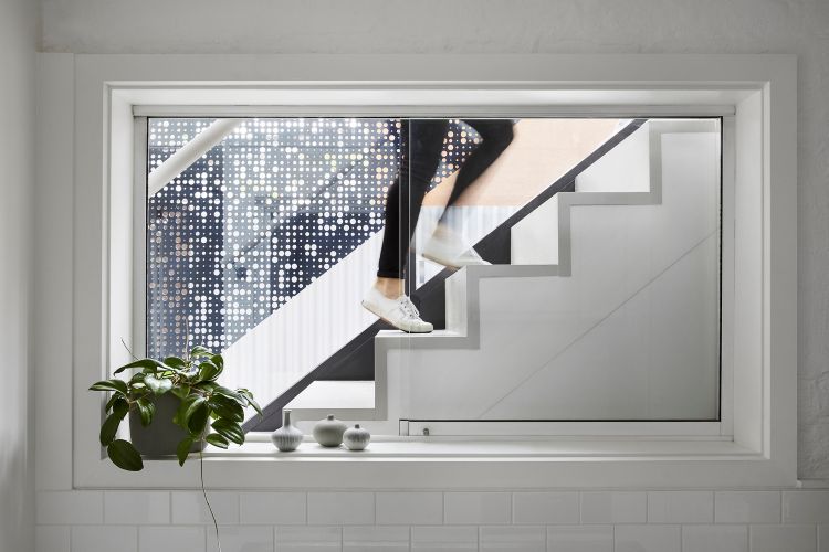 úzky dizajn domu rekonštrukcia obytný priestor minimalistické okenné schody dierovaná doska fasáda domu