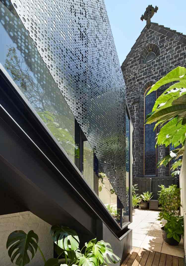 úzky dizajn domu prestavba vonku terasa kostol schody rastliny