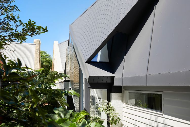 úzky dizajn domu rekonštrukcia architektúra terasa spálňa dom fasáda strom exteriér