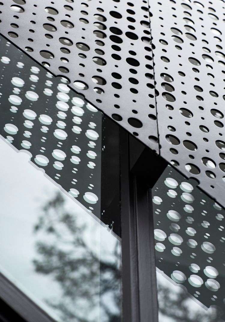 úzky dizajn domu prerábanie okien dierovaná železná doska kruhy otvory