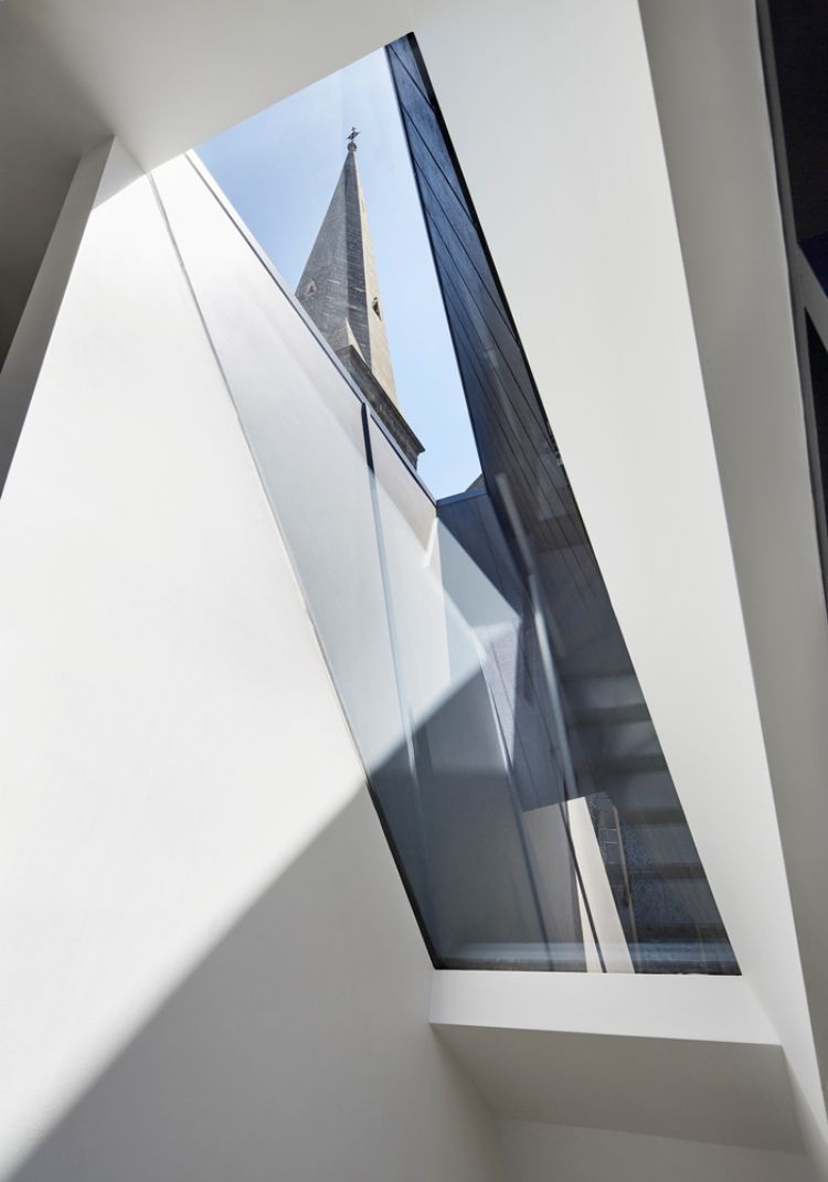 úzky dizajn domu rekonštrukcia interiéru minimalistický kostol šikmá strecha