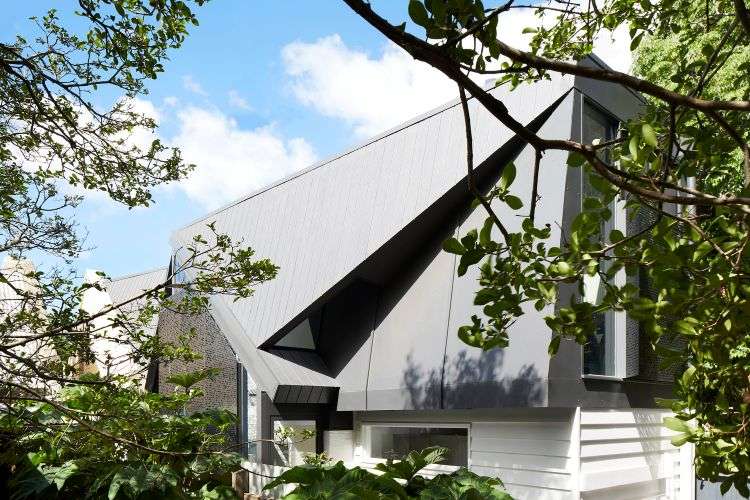 úzky dizajn domu rekonštrukcia architektúra terasa spálňa dom fasáda strom