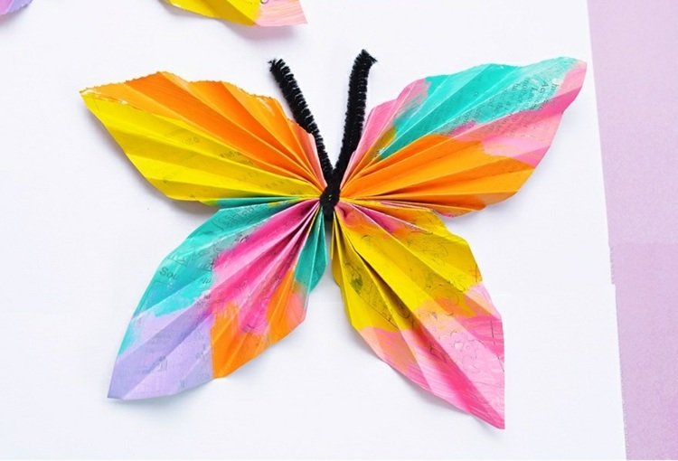 Vyrobte si s deťmi motýle-noviny-novinový papier-farba-farebný-sklad