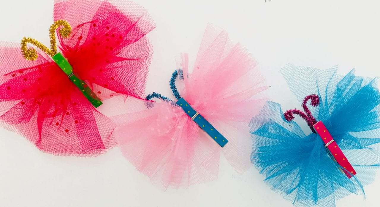 Deti vyrábajú jarné dekorácie z tylových motýľov