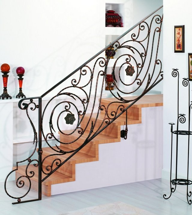 Schody do domu s drevenými stupňami a kovaným zábradlím krásne schodisko kované železné zábradlie hviezdy kvety orientálna dekorácia