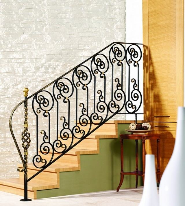 Kované zábradlie - pekný doplnok k interiéru štýlový moderný interiér schodisko architektúra kamenná stena tepané železo čierna zlatá