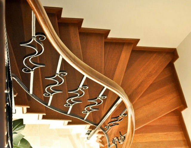 Moderný interiérový dizajn - točité schodisko originálneho tvaru Špirálové schodiskové zábradlie z tepaného železa nápady na dizajn interiéru domu