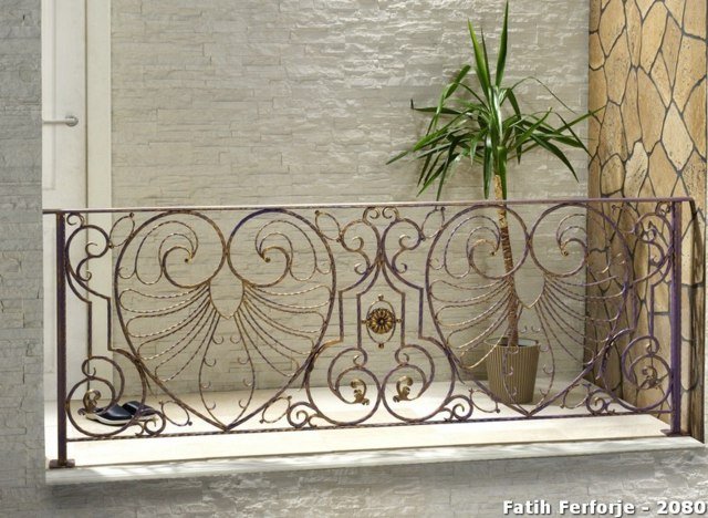 Záhradný plot v prírodnom vzhľade s motívmi hrozna Prírodná optika tepaného železa dom z hroznobetónu dom