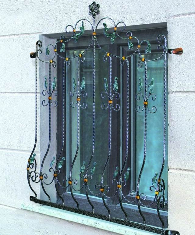 Okenné mreže z tepaného železa v štýle biedermeier Kované železné kvety Kamenný múr v štýle Biedermeier