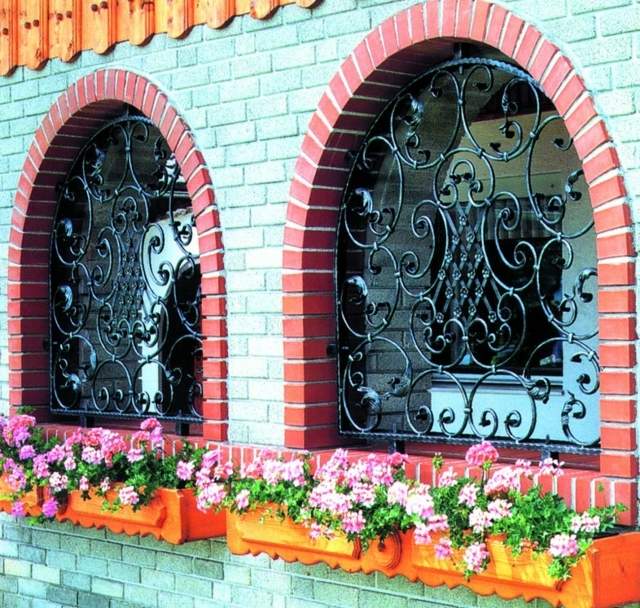 Okenné mriežky okenný kvetinový box nápady tehlová stena Nápady na kvetinové krabice tehlová stena čierne kované železo