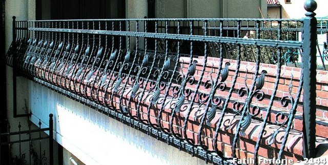 Plotový plot z tepaného železa detaily tehlová stena Kované železné detaily tehlová stena strešná terasa