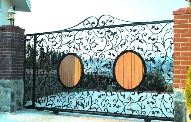 Záhradná brána s drevenými prvkami - štýlovo navrhnite vchod do domu Kované železné brány posuvné dvere vchod do záhrady