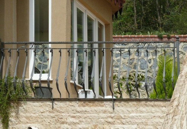 Balkónové zábradlie - ochrana proti pádu z tepaného železa Balkónové zábradlie ochrana proti pádu prírodný kamenný múr záhrada v stredomorskom štýle