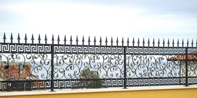 Kovaný záhradný plot - zlaté prvky Kované železné zlaté prvky zábradlia proti pádu z domu