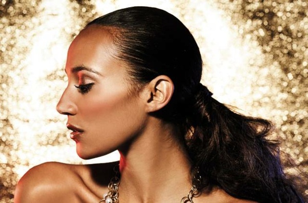 Vymyslené nápady bronzová pokožka tmavočervený rúž