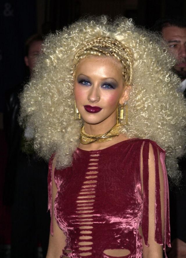 chyba líčenia christina aguilera blond kučery vlasov