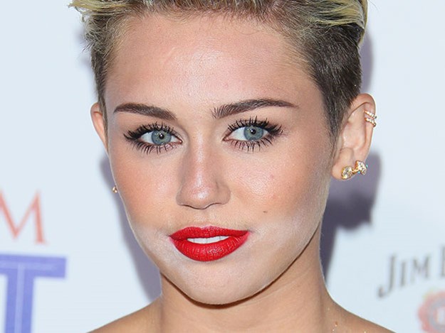 tipy na líčenie vyhnite sa chybám púder miley cyrus