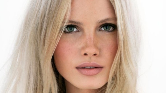 Červene líčka-svetlejšie-ružové-tóny-zvýraznenie-očné tiene