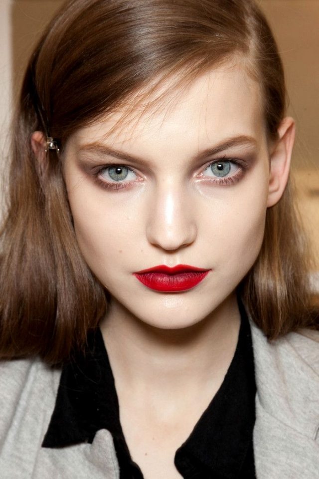 Tipy na make-up-pre-oči-nahá-vzhľad-pokožka-blízko-lícenka-rúž-nasýtená-červená