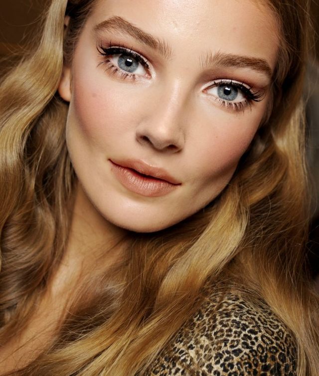 Tipy na líčenie-pre-oči-nahý-pohľad-retro-chladné-mihalnice-čierne