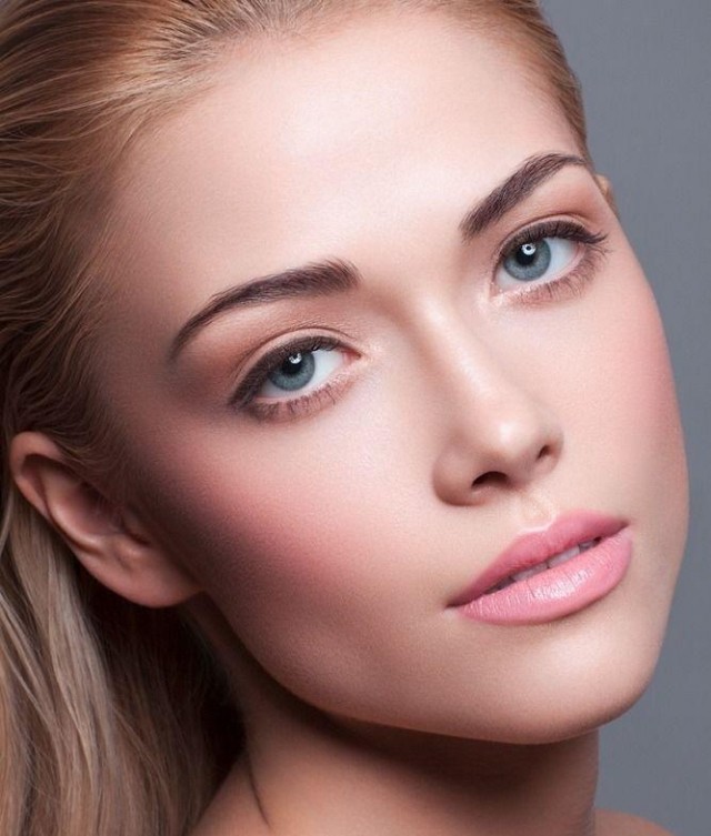 Nude-look-korektné-líčenie-očná linka-tipy-líčenia-líčenie