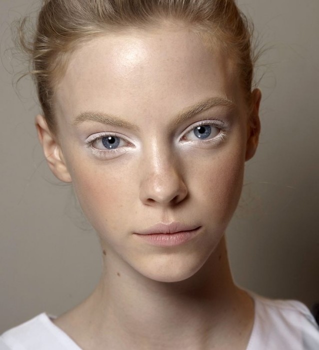 moderný make-up-transparentný-pohľad-biely-kohl očný tieň