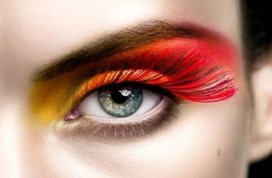 Falošné riasy-červený ombre-očný tieň správne aplikujú nápady Falošné riasy červenooranžovo horiace ombre-očné tiene správne aplikujú nápady