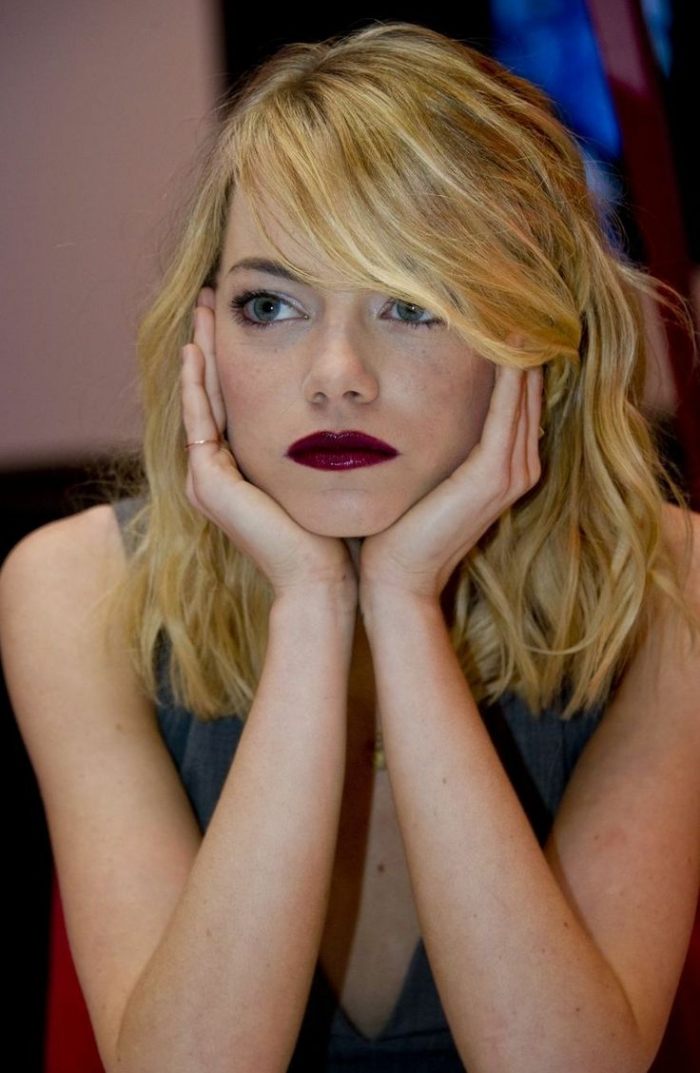 tmavý rúž vyzerá obzvlášť dobre na blondínkach Tipy na líčenie-triky-tmavší-rúž-blond-vlasy-stredne dlhé