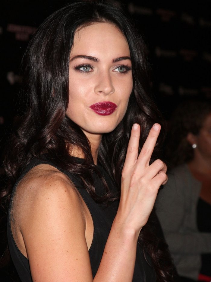 Červené pery Megan Fox megan-líška-tmavý-rúž-bobuľovitý toene