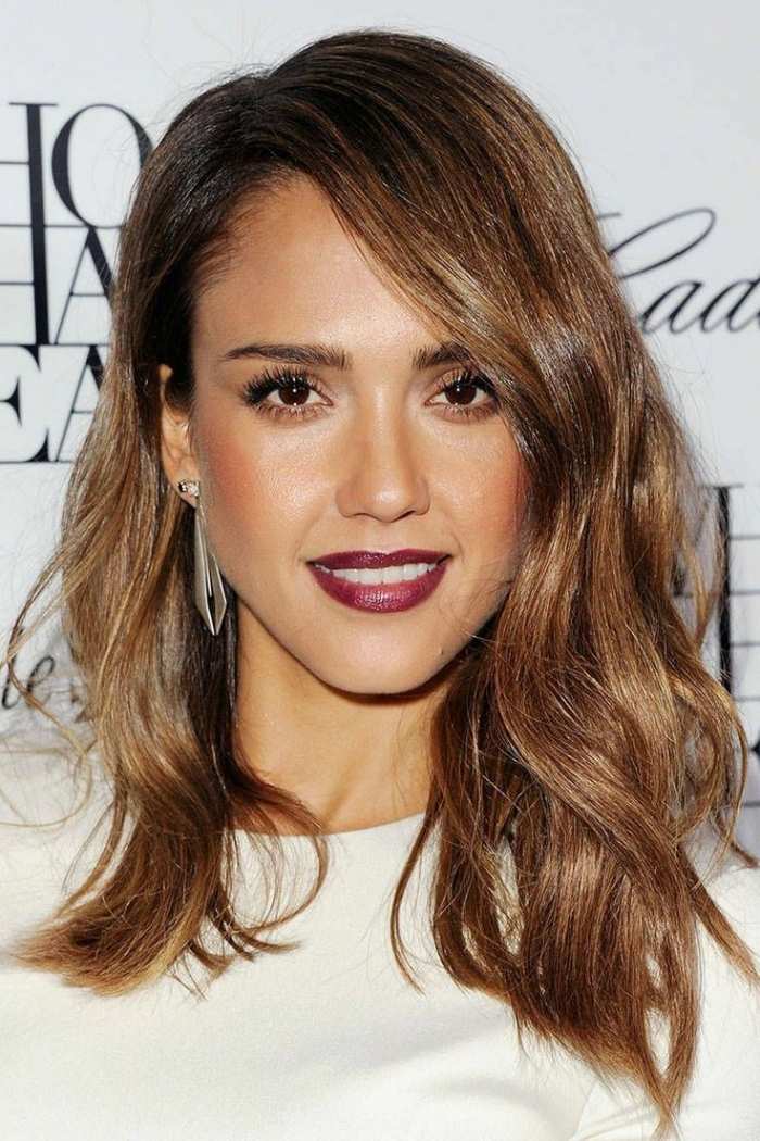 Jessica Alba s bobuľovo červenými perami a hnedými tieňmi očných viečok jessica-alba-berry-červené-pery-hnedé-očné tiene