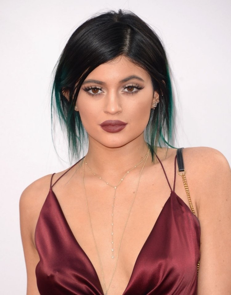 Kylie Jenner s rúžom a saténovými šatami v trendovej farbe Marsala tipy na triky-triky-tmavší-rúž-marsala-farebné-šaty-satén-kylie-jenner