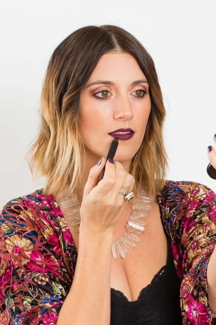 Rúž v trendovej farbe Marsala a ladiaci make-up Tipy na líčenie-triky-tmavý-rúž-marsala-farba-boho-štýl-šik-líčenie