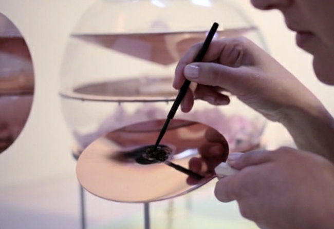 Vyrobte si prírodné látky na očné linky sami. Dizajn medeného taniera