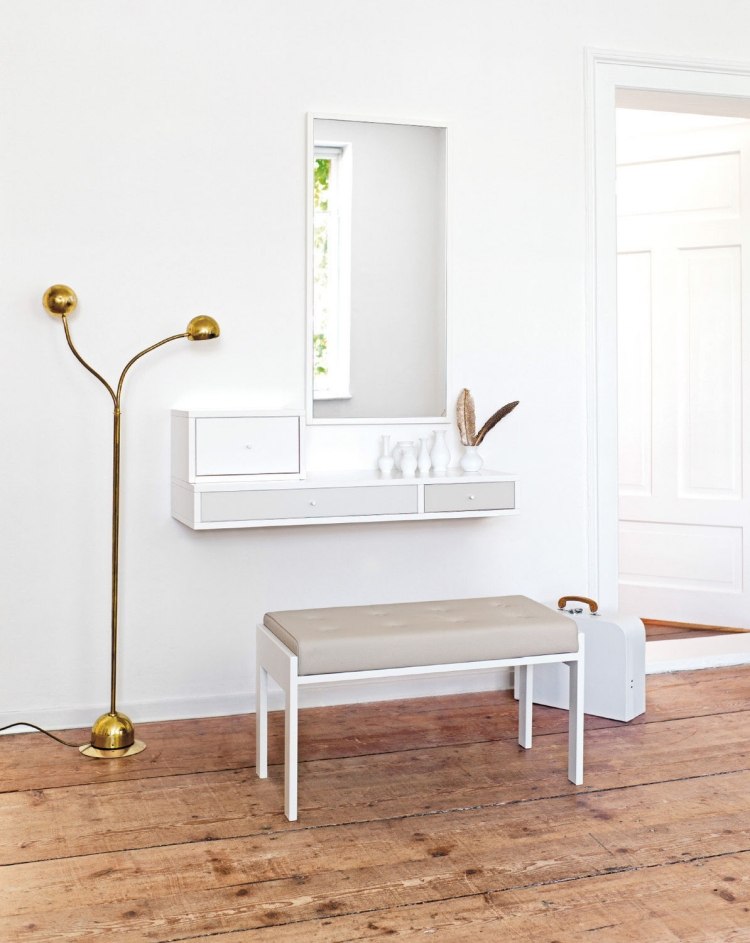 kompaktný nástenný toaletný stolík v bielej farbe so zrkadlom moderný-make-up-stôl-biely-COLLECT-Wis-Design-Schönbuch