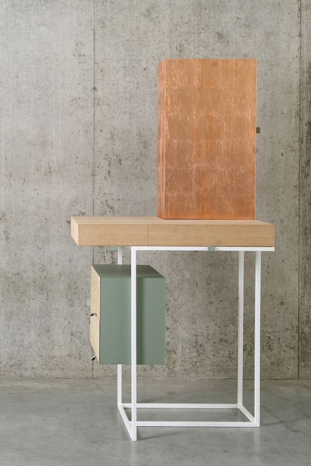 Toaletný stolík s inovatívnym dizajnom držaný magnetmi-nikl-brock