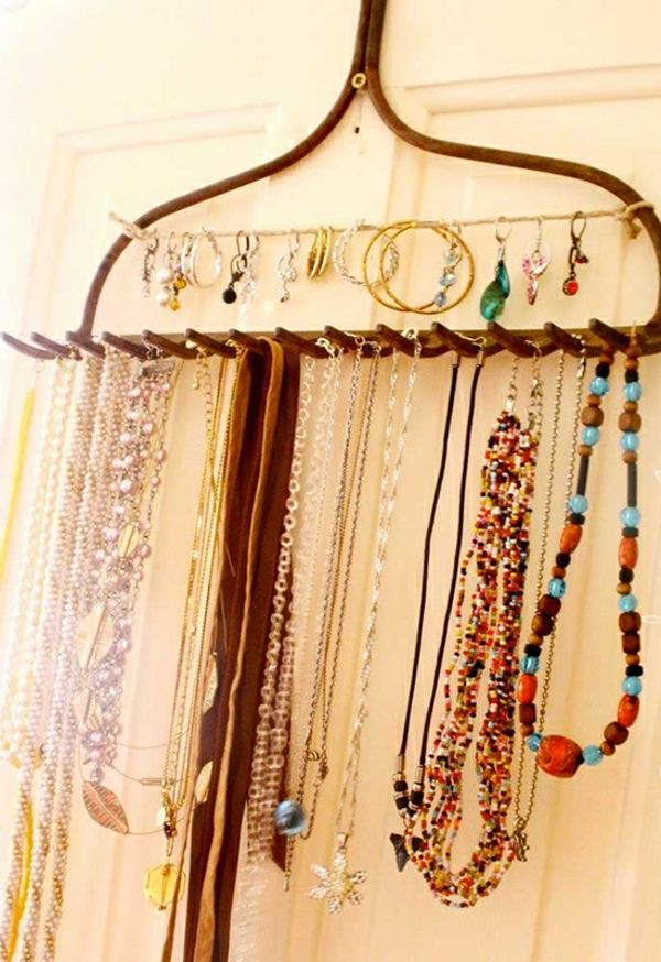 Ručne vyrábané háčiky na zavesenie náušníkov na dvere