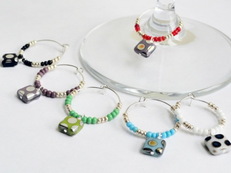 vyrobte si šperky sami náramok perly zelená modrá biela čierna fialová červená