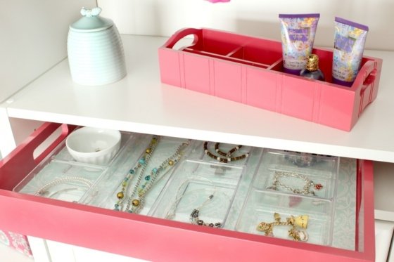 Retiazky-a-korálky-vložené do zásuvky a krabice