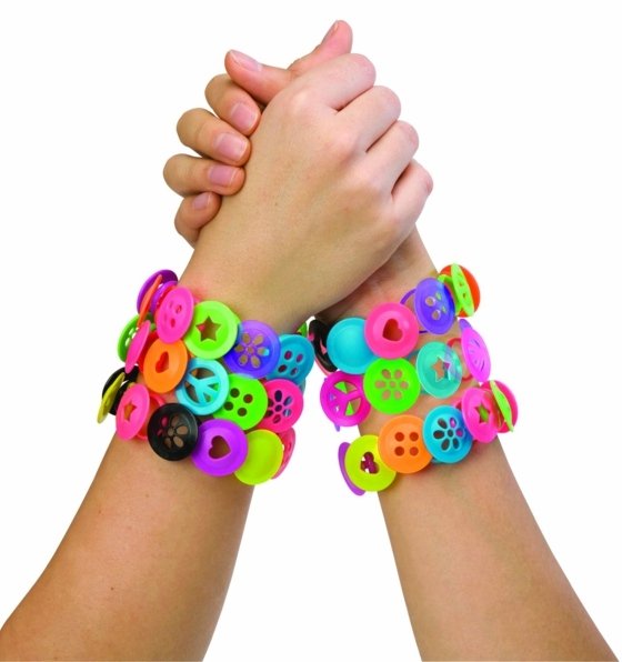 vyrobte si svoje vlastné farebné náramky s gombíkmi