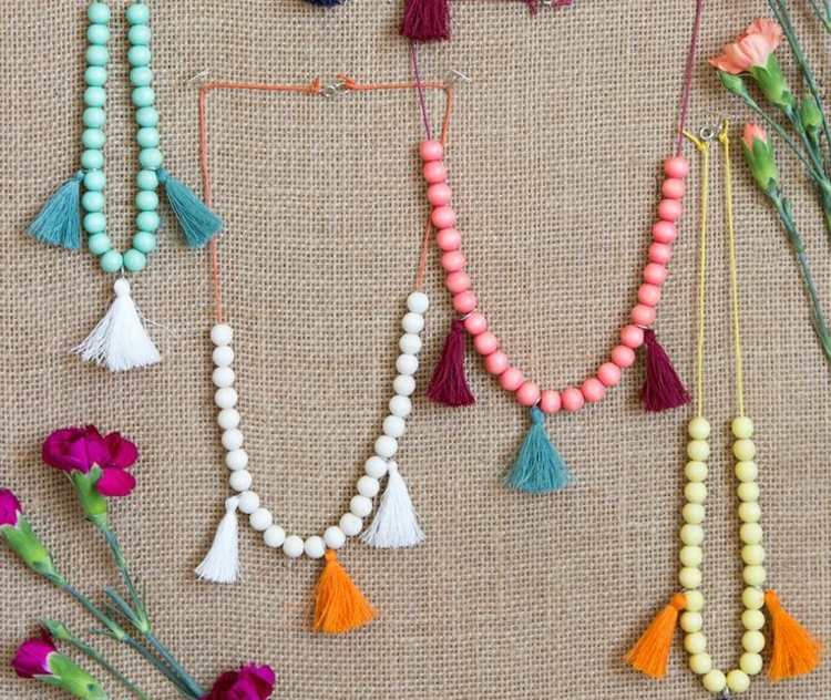jednoduché nápady na náhrdelníky s perlami a strapcami v jasných farbách
