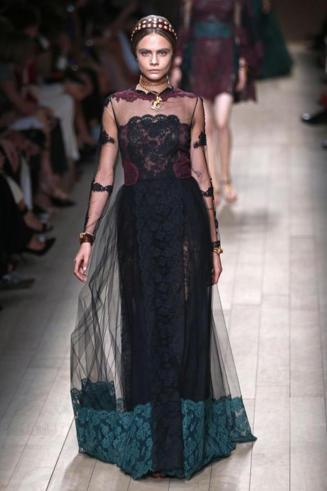 Zlatá retiazka s príveskom Vlentino fashion show 2014 retiazkový zlatý so zvieracími motívmi prívesok módna show Vlentino 2014