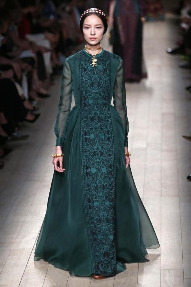 Retro retiazka Valentino s príveskom lev, zlaté šaty Retiazka retiazky z kolekcie Valentino s príveskom lev a zlaté šaty