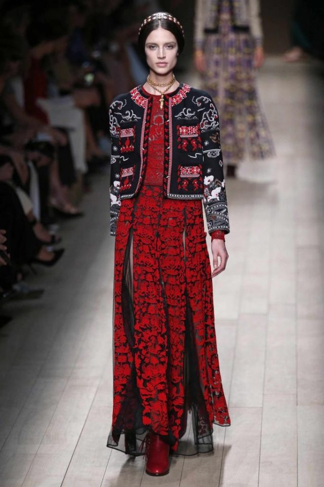 módna prehliadka valentino-aktuálne doplnky-šperky zo zlata módna prehliadka valentino-aktuálne doplnky-trendy šperky náhrdelníky