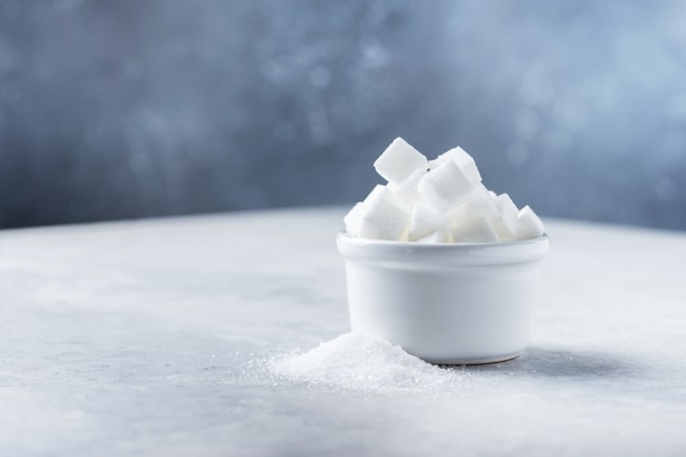 Pred spaním nepite ani nejedzte cukor, syry, kofeín a čaje