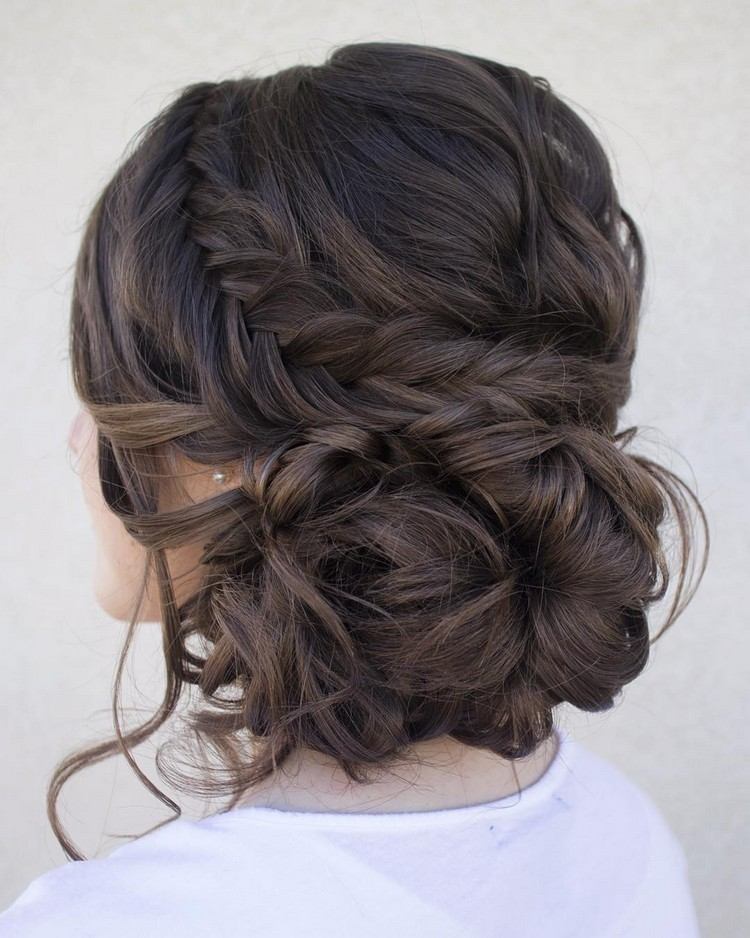 večerné účesy-kučery-voľnejšie-chignon