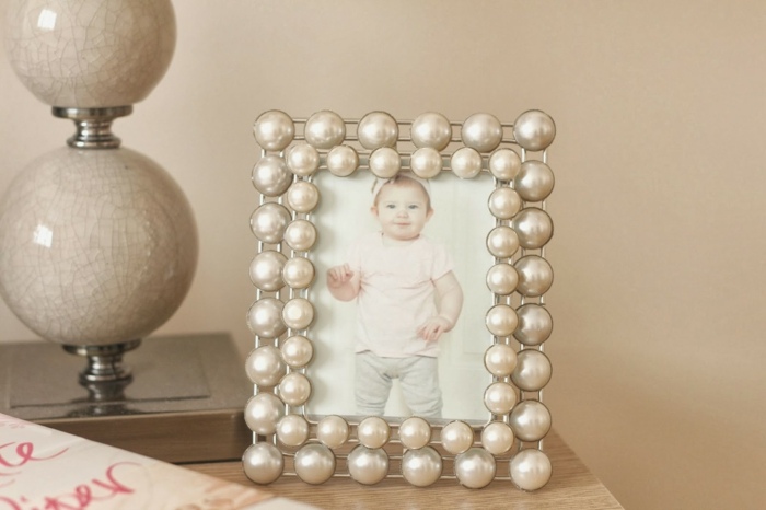 najroztomilejšie dieťa na svete obklopené perlami S nápadmi na rámy obrazov z umelých perál
